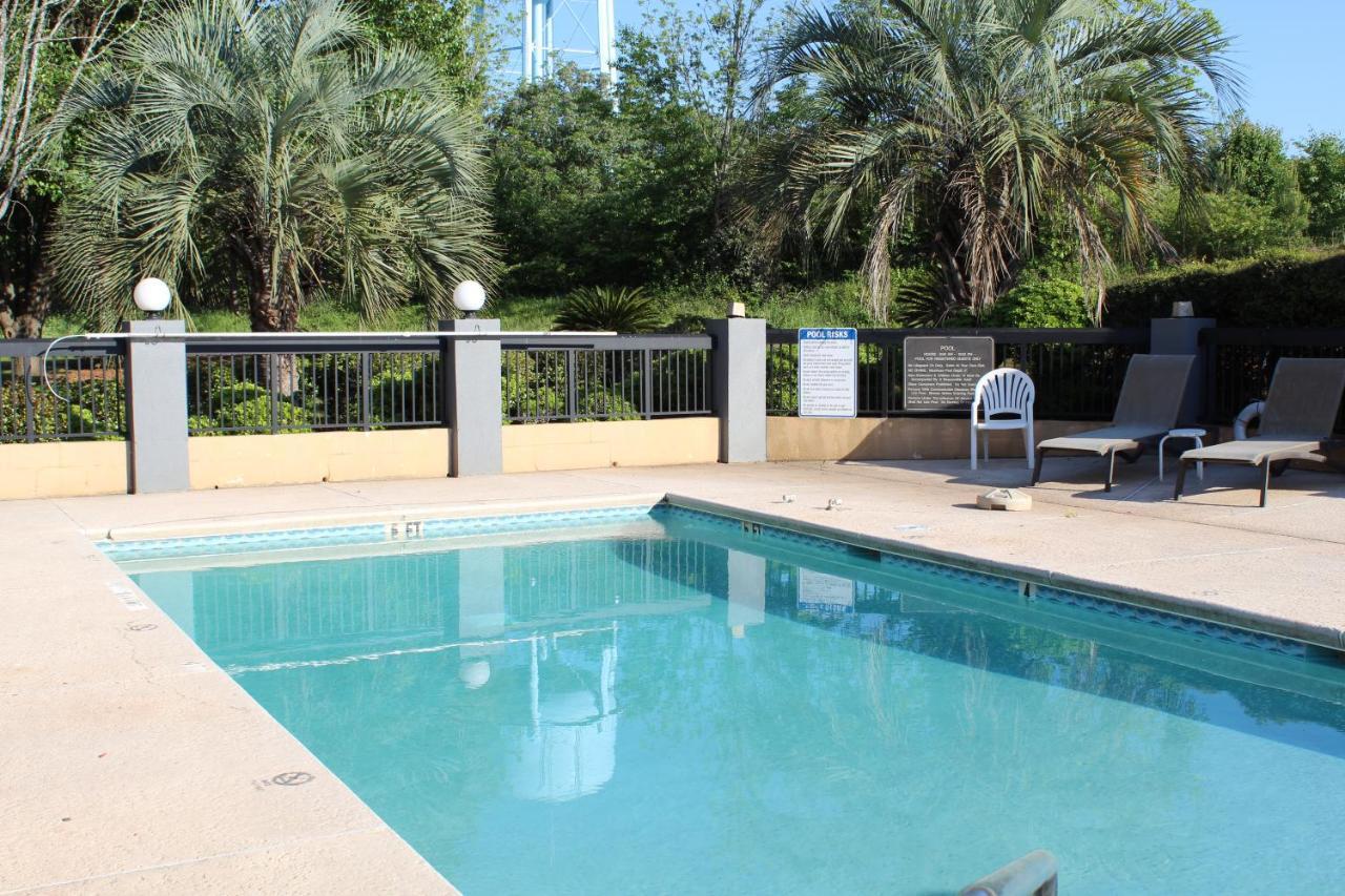 Отель Clarion Pointe Forsyth I-75 Экстерьер фото