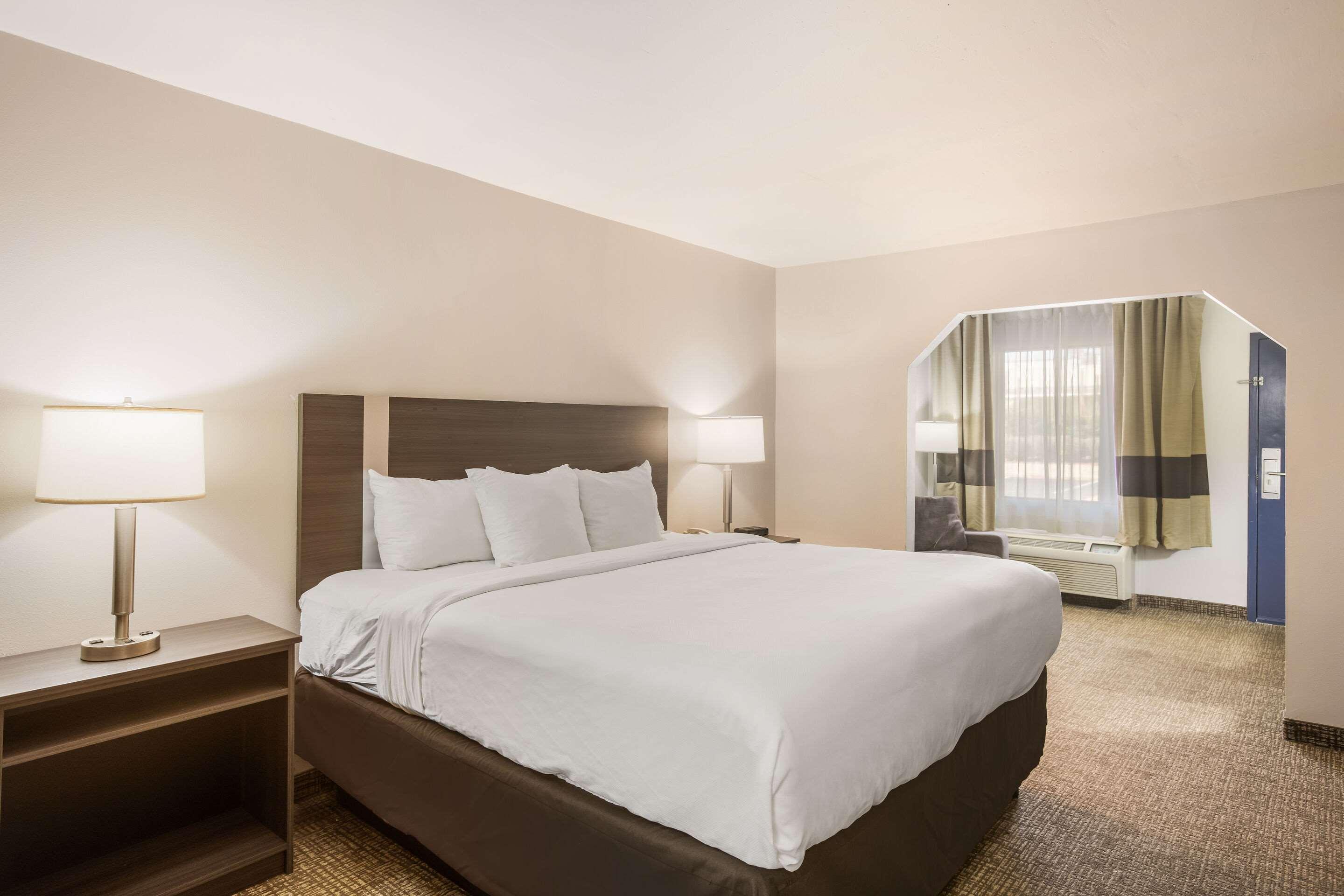 Отель Clarion Pointe Forsyth I-75 Экстерьер фото