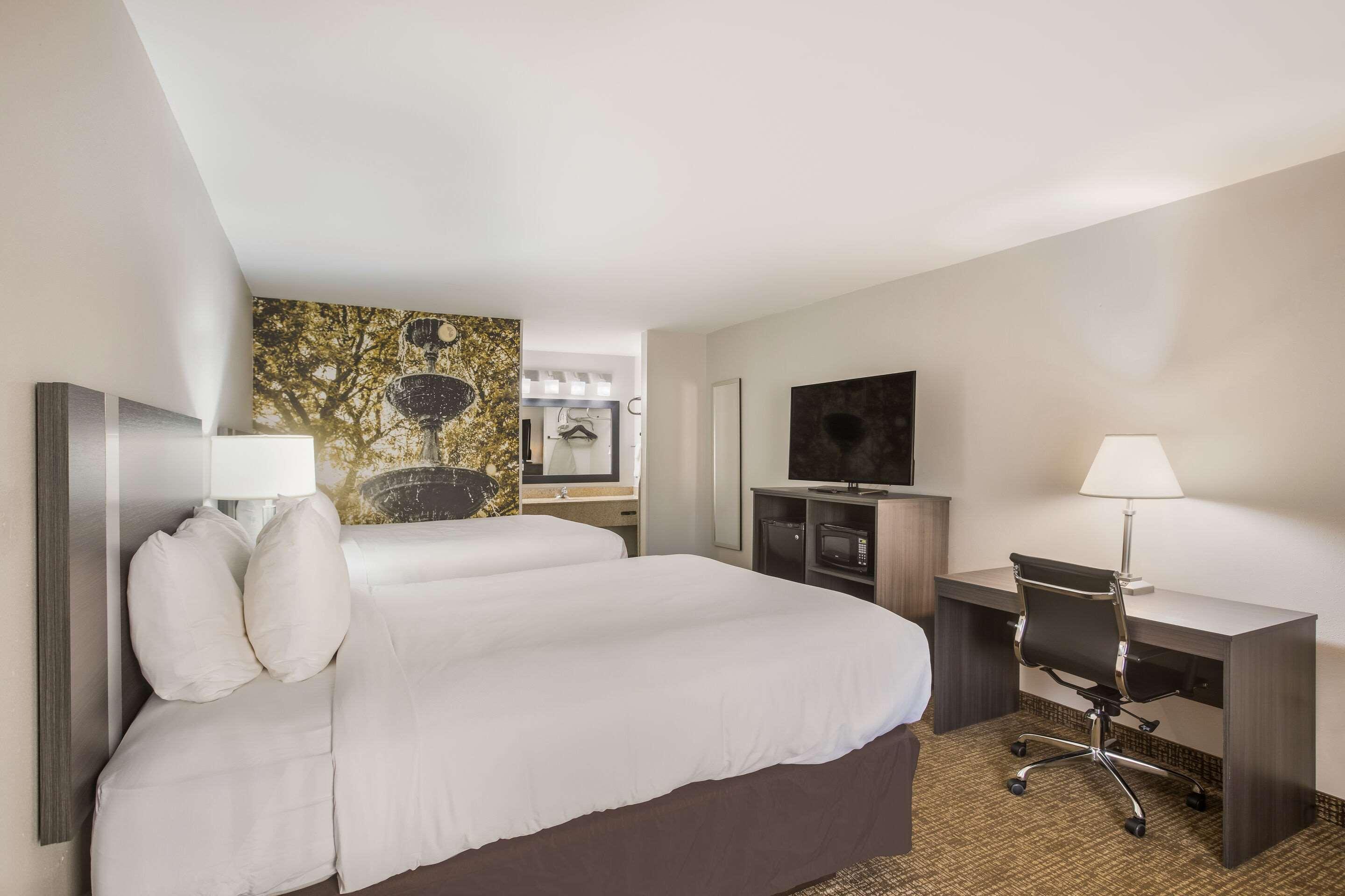 Отель Clarion Pointe Forsyth I-75 Экстерьер фото