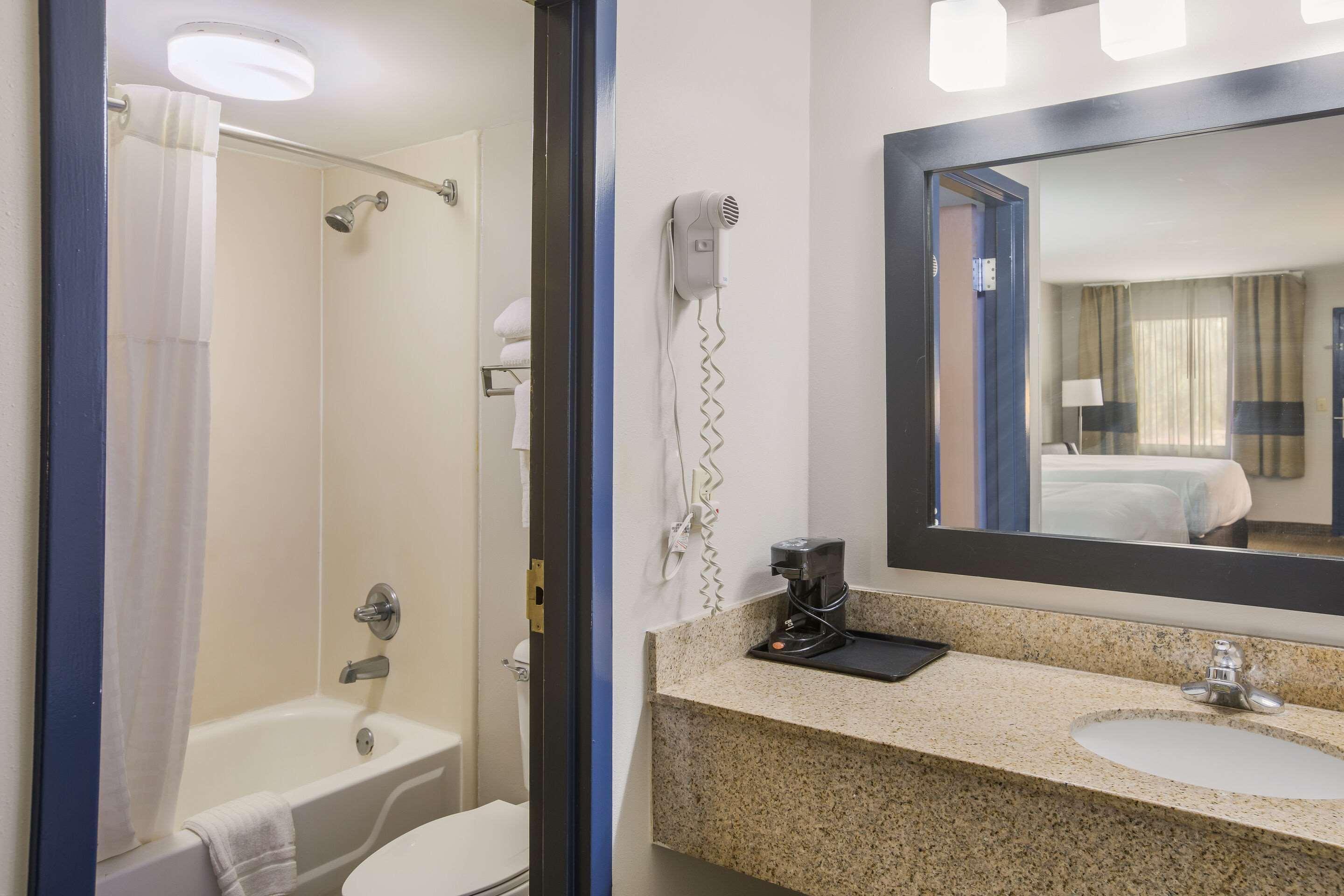 Отель Clarion Pointe Forsyth I-75 Экстерьер фото