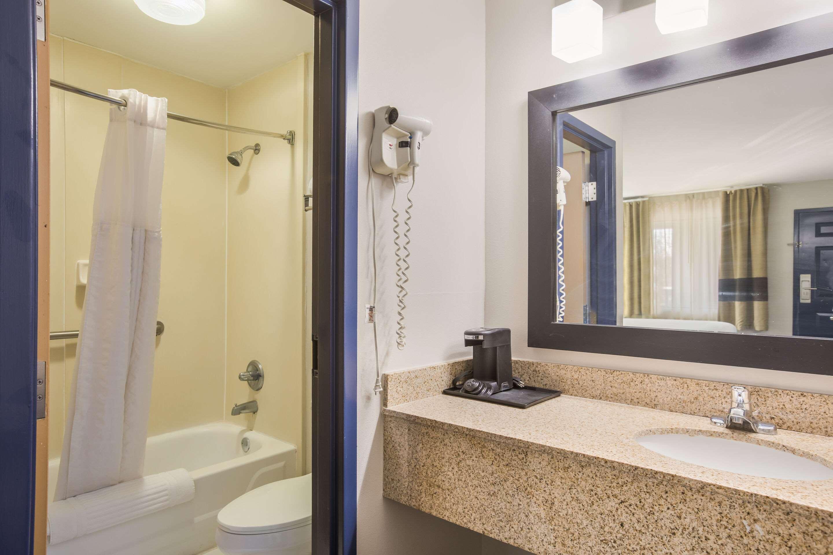 Отель Clarion Pointe Forsyth I-75 Экстерьер фото