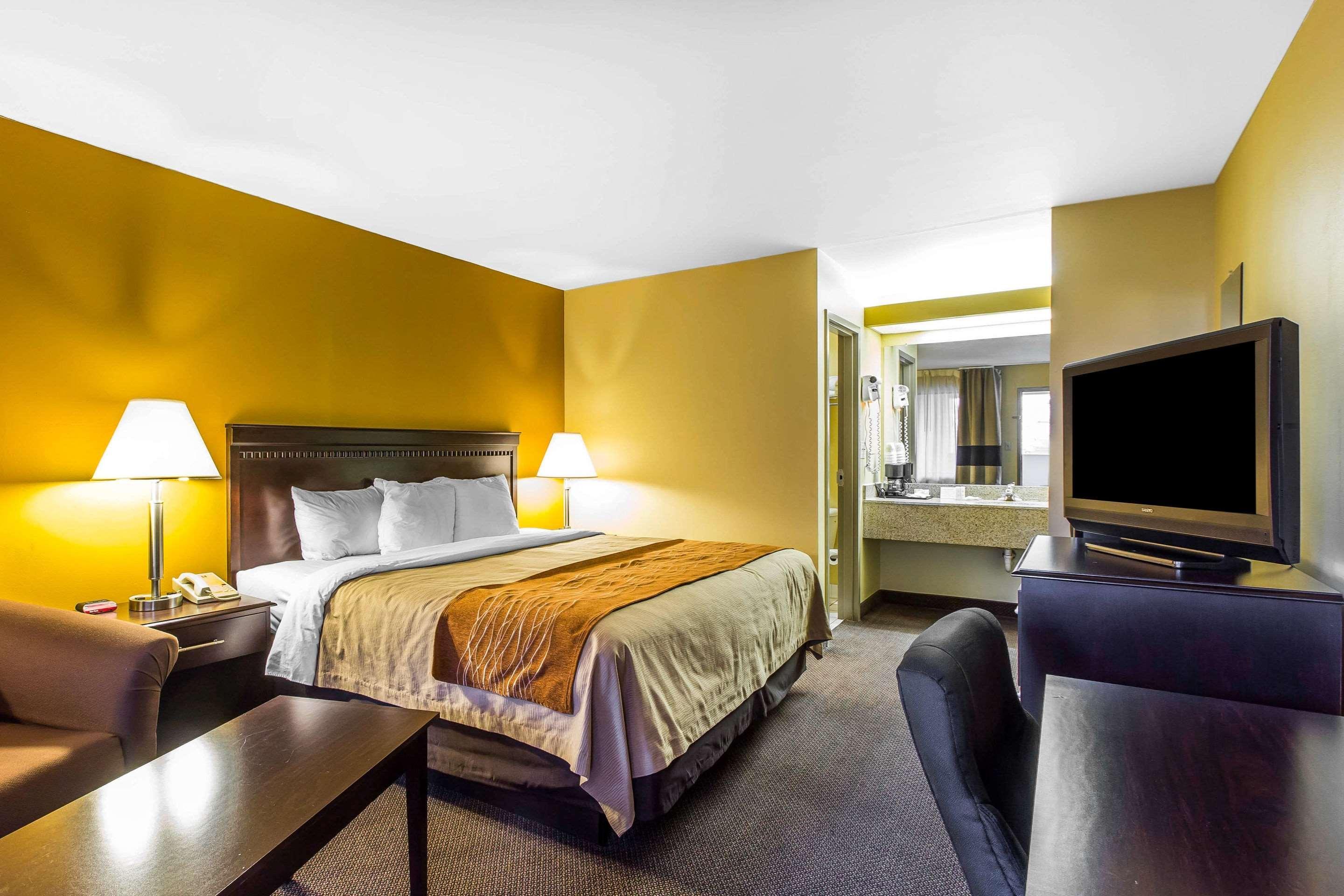 Отель Clarion Pointe Forsyth I-75 Экстерьер фото