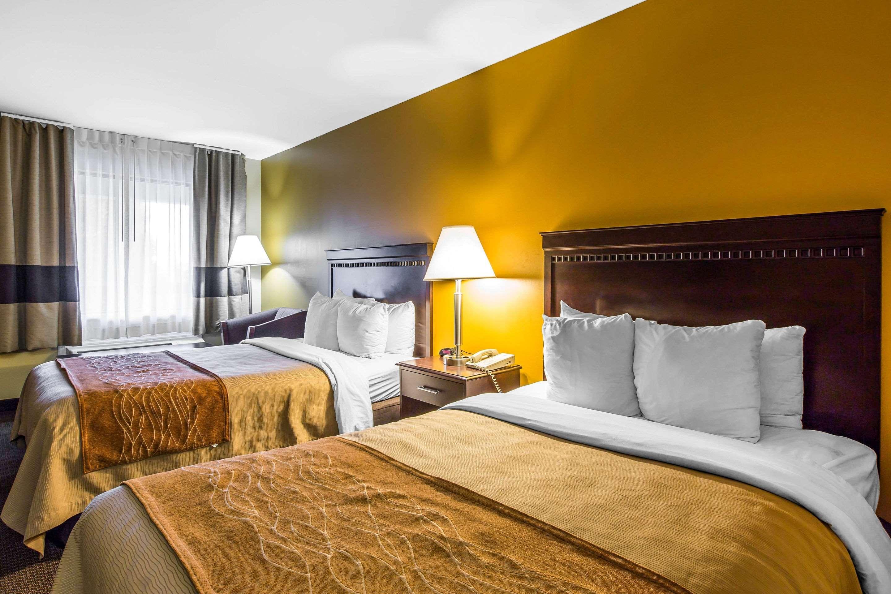 Отель Clarion Pointe Forsyth I-75 Экстерьер фото