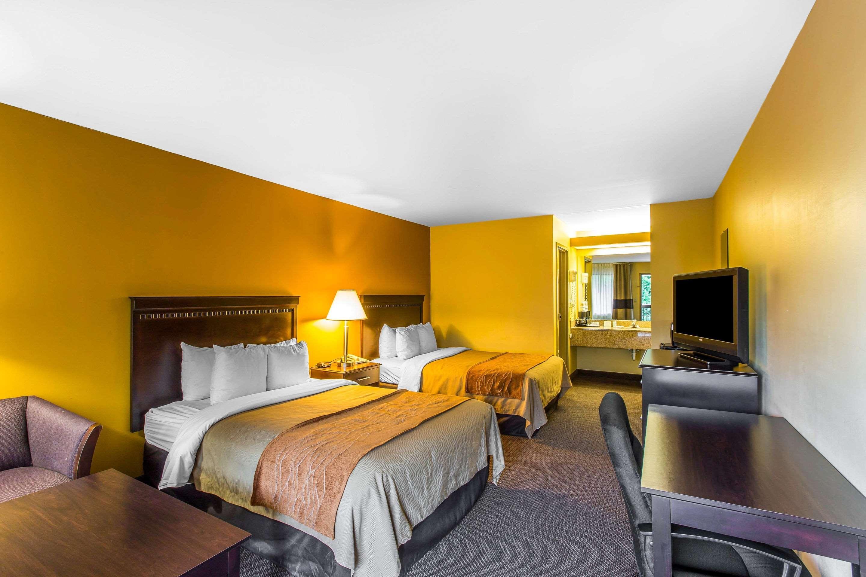 Отель Clarion Pointe Forsyth I-75 Экстерьер фото