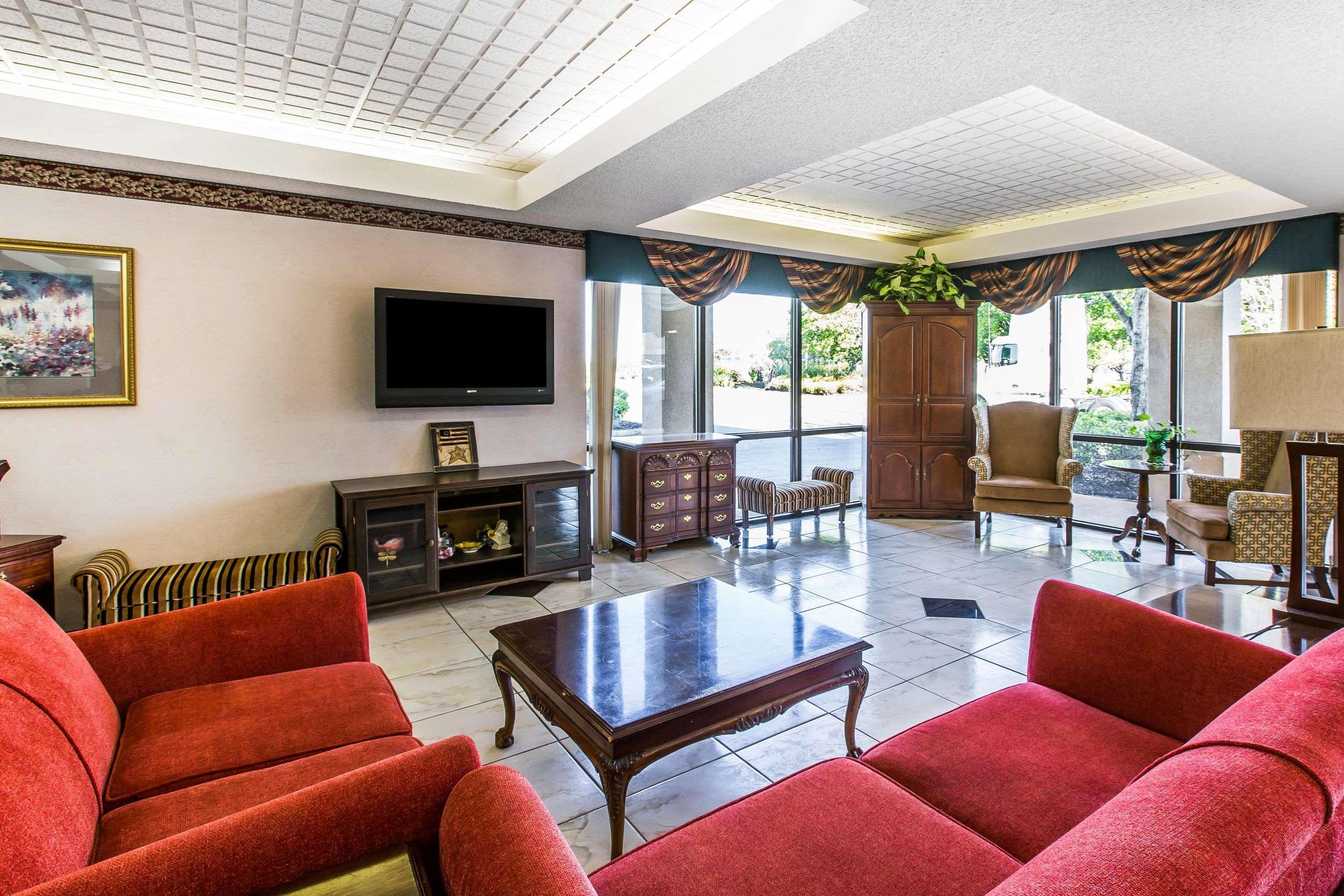 Отель Clarion Pointe Forsyth I-75 Экстерьер фото