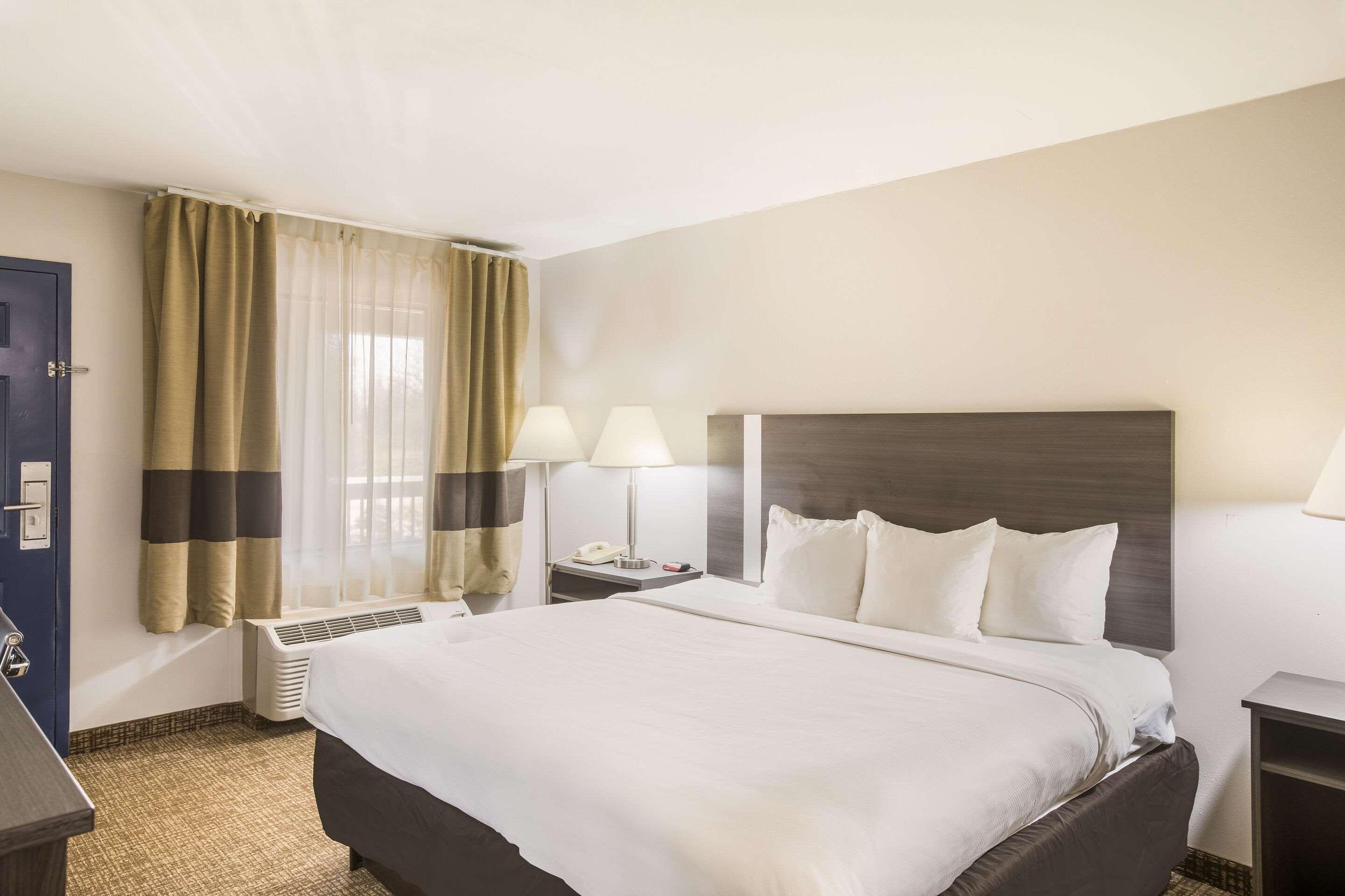 Отель Clarion Pointe Forsyth I-75 Экстерьер фото