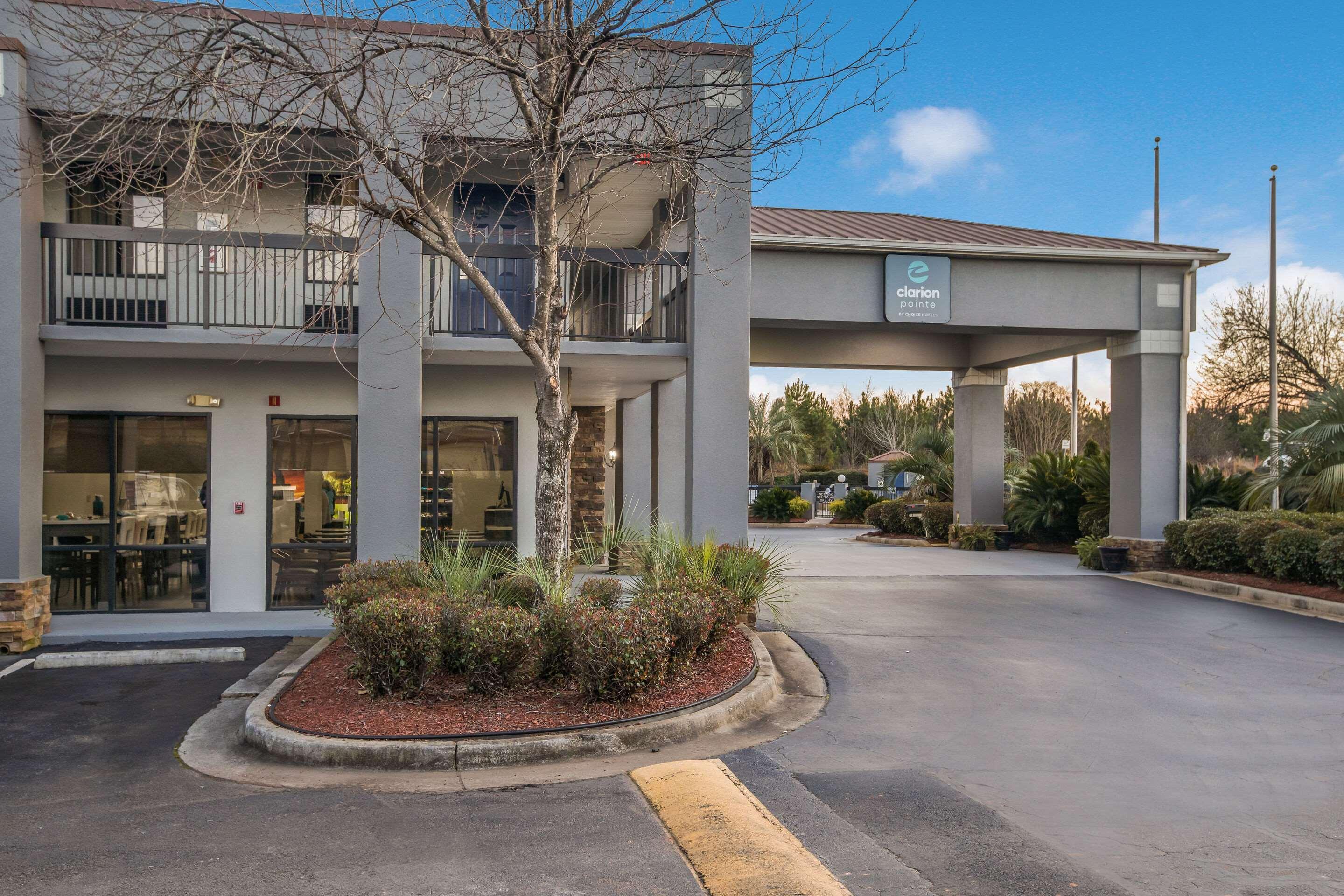 Отель Clarion Pointe Forsyth I-75 Экстерьер фото