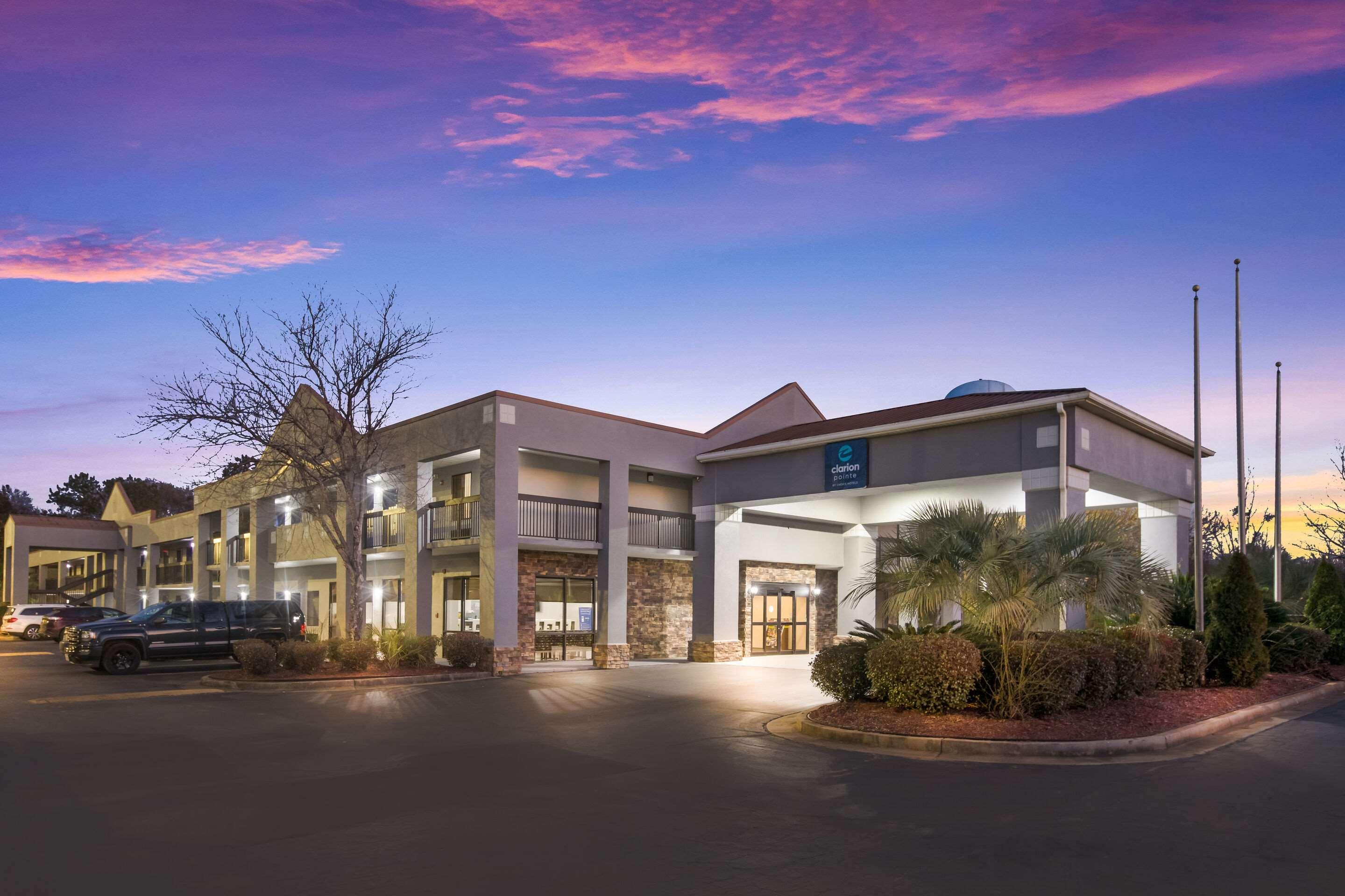 Отель Clarion Pointe Forsyth I-75 Экстерьер фото
