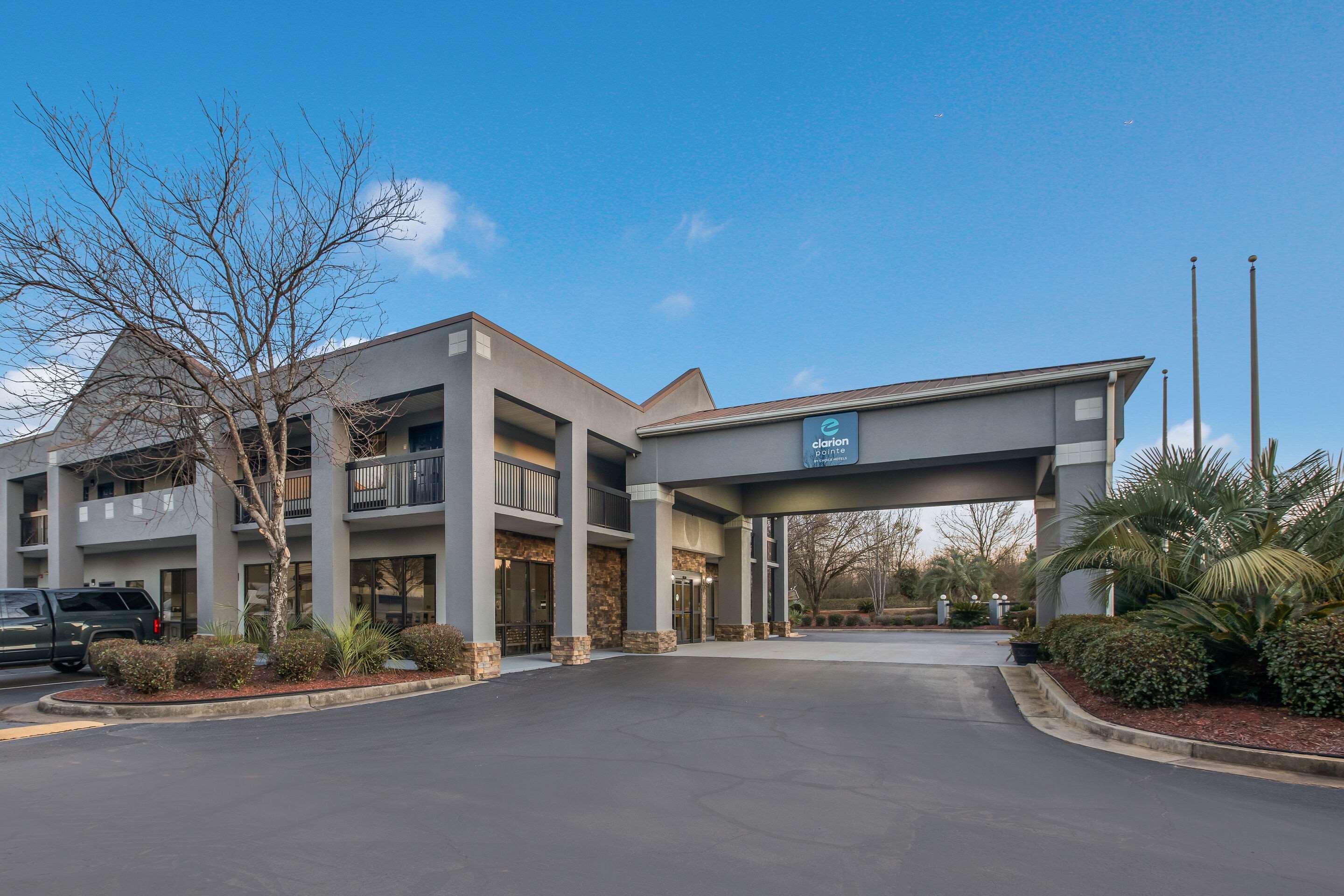 Отель Clarion Pointe Forsyth I-75 Экстерьер фото