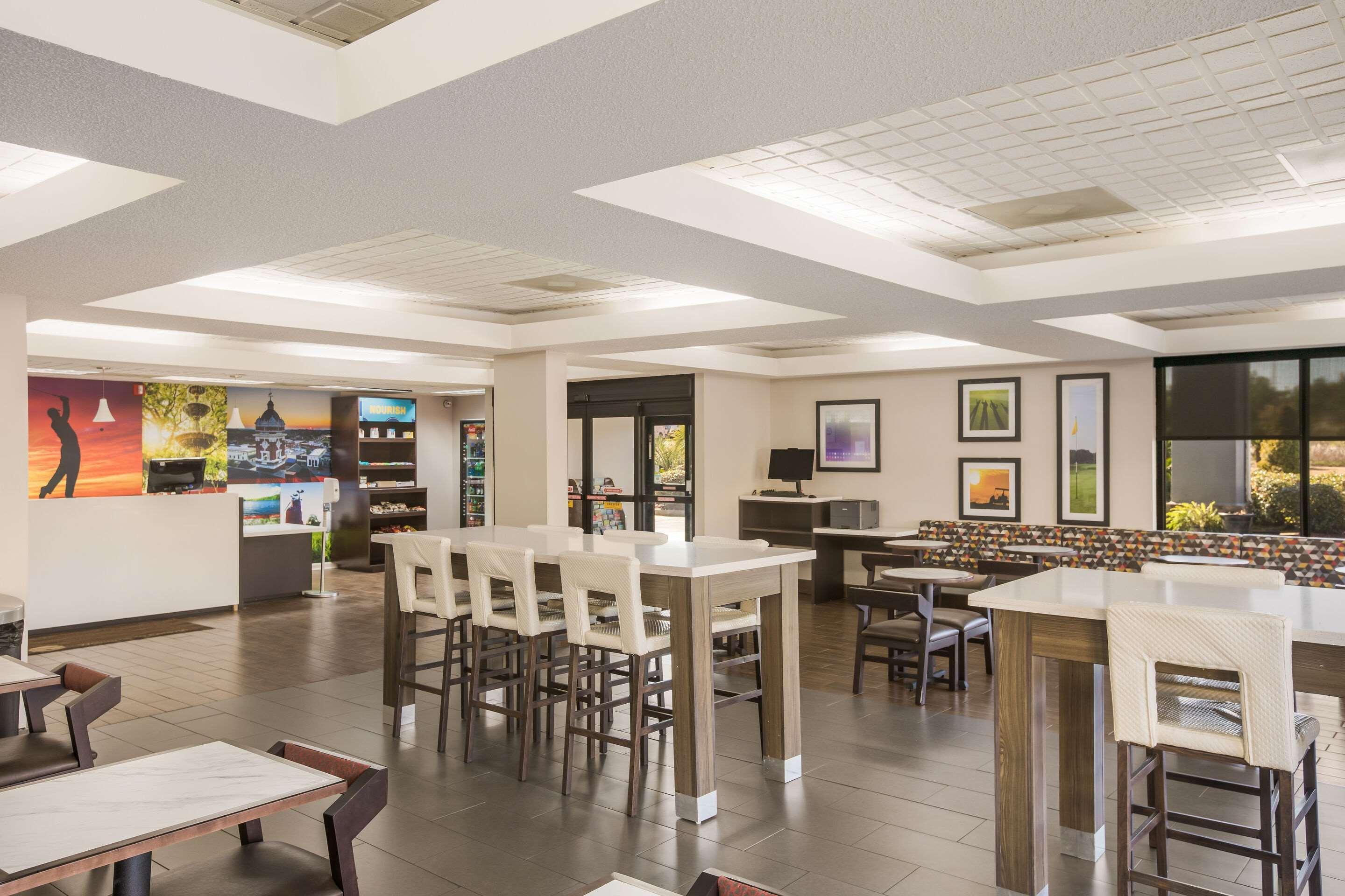 Отель Clarion Pointe Forsyth I-75 Экстерьер фото