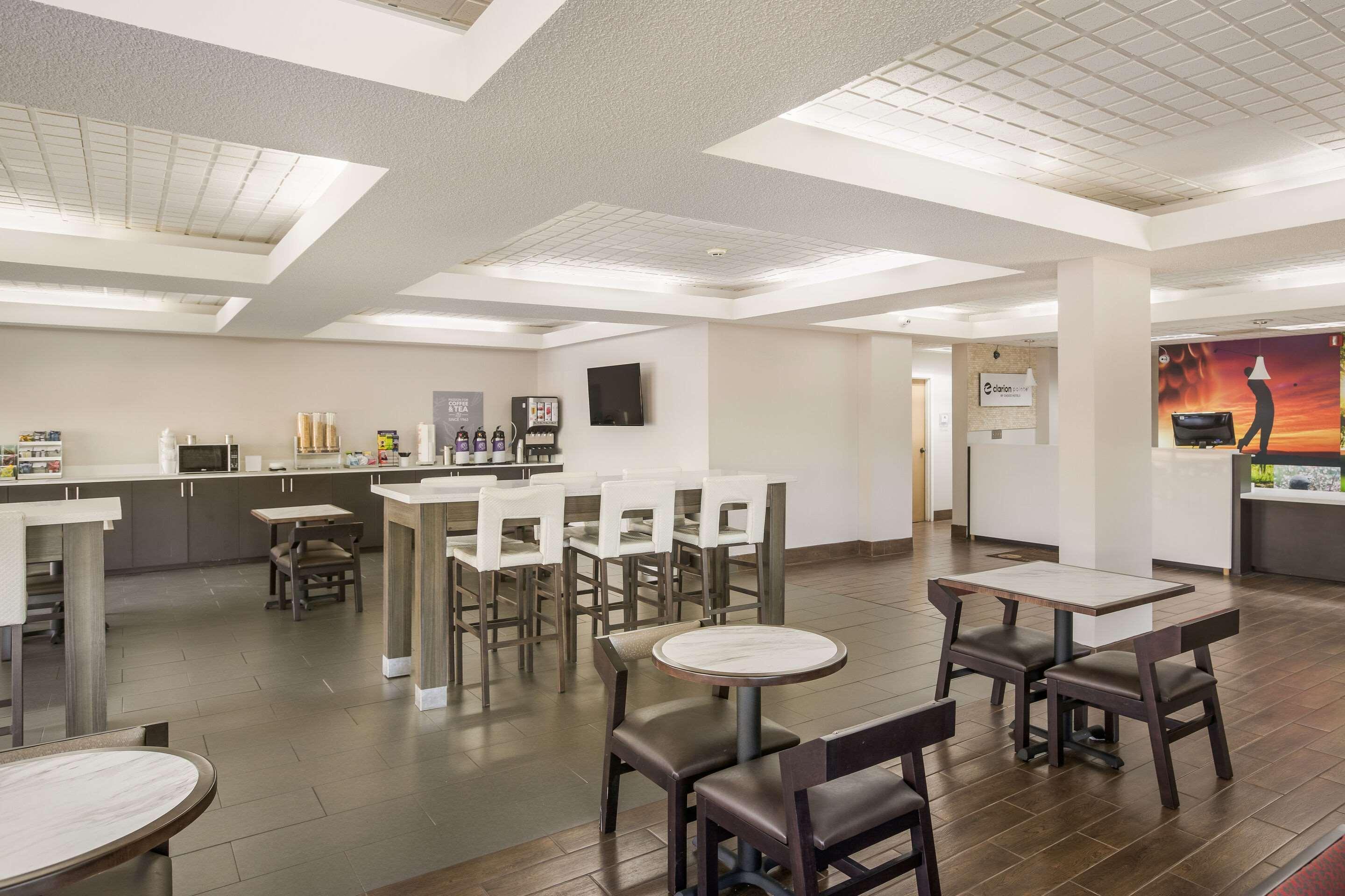 Отель Clarion Pointe Forsyth I-75 Экстерьер фото