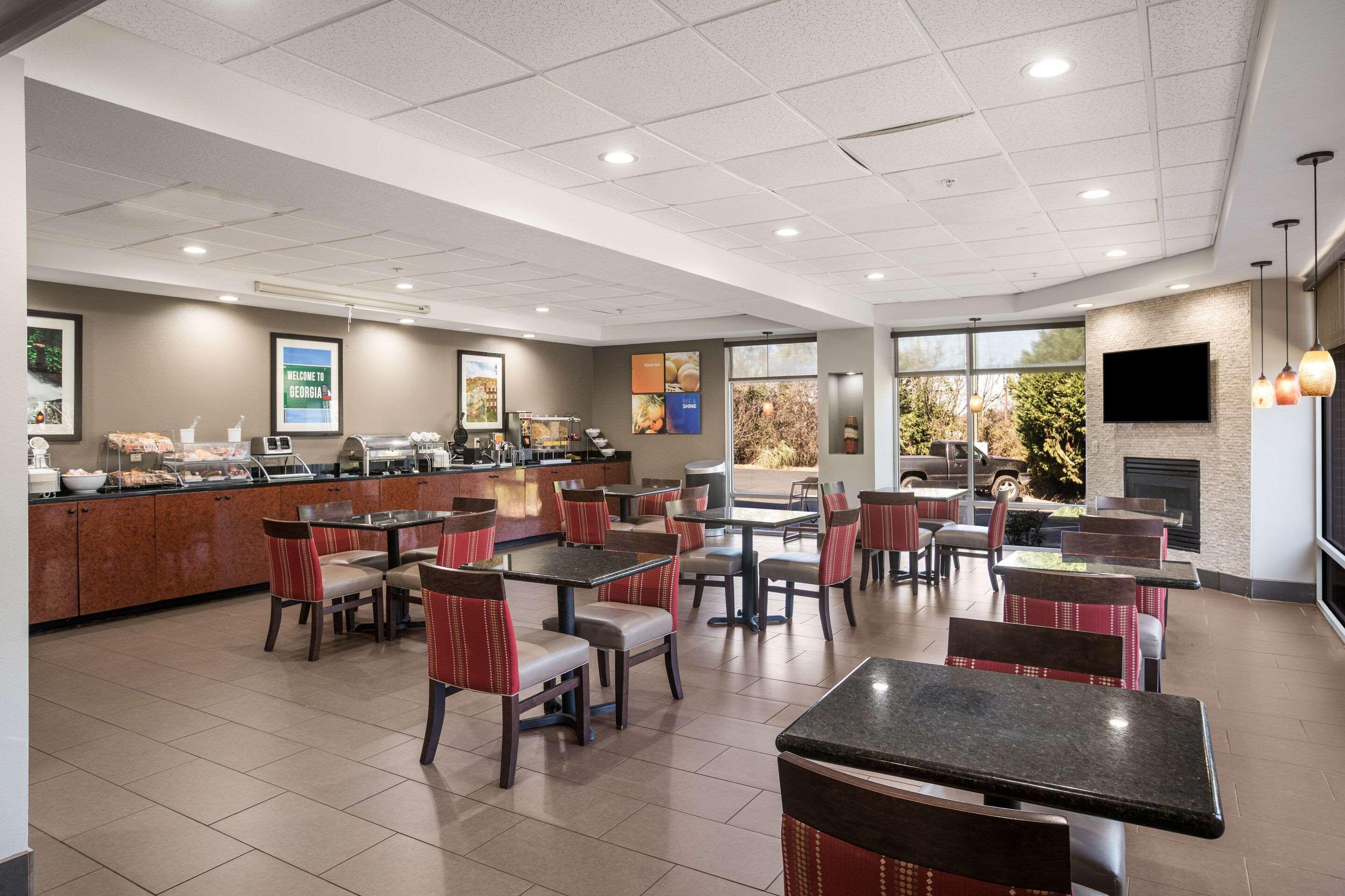 Отель Clarion Pointe Forsyth I-75 Экстерьер фото