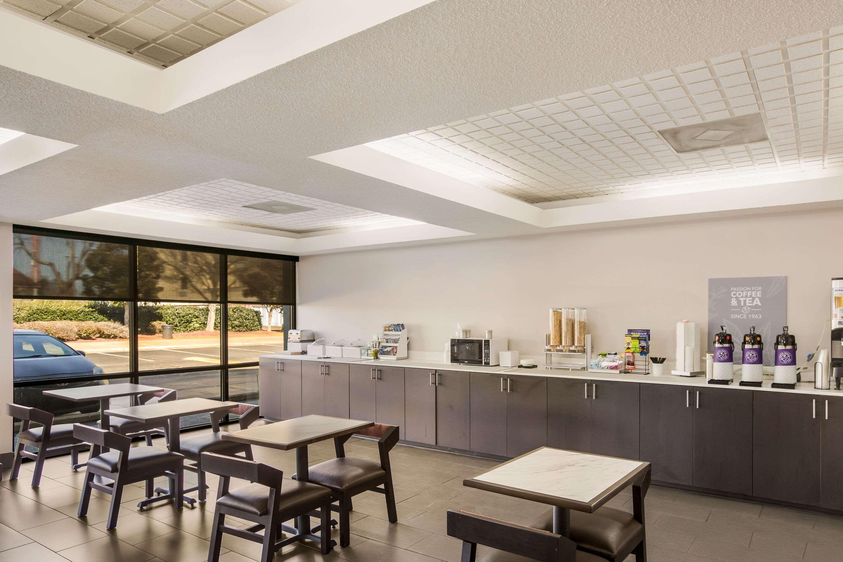 Отель Clarion Pointe Forsyth I-75 Экстерьер фото