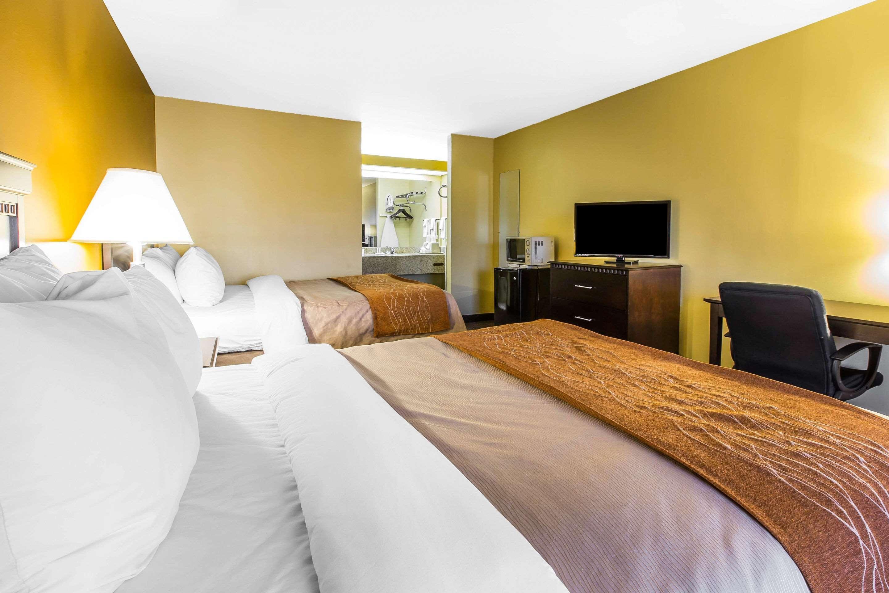 Отель Clarion Pointe Forsyth I-75 Экстерьер фото
