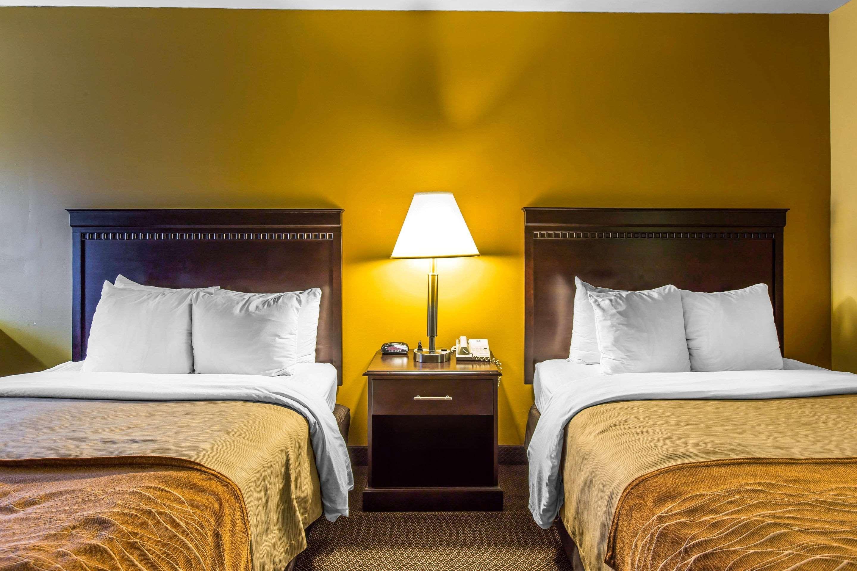 Отель Clarion Pointe Forsyth I-75 Экстерьер фото