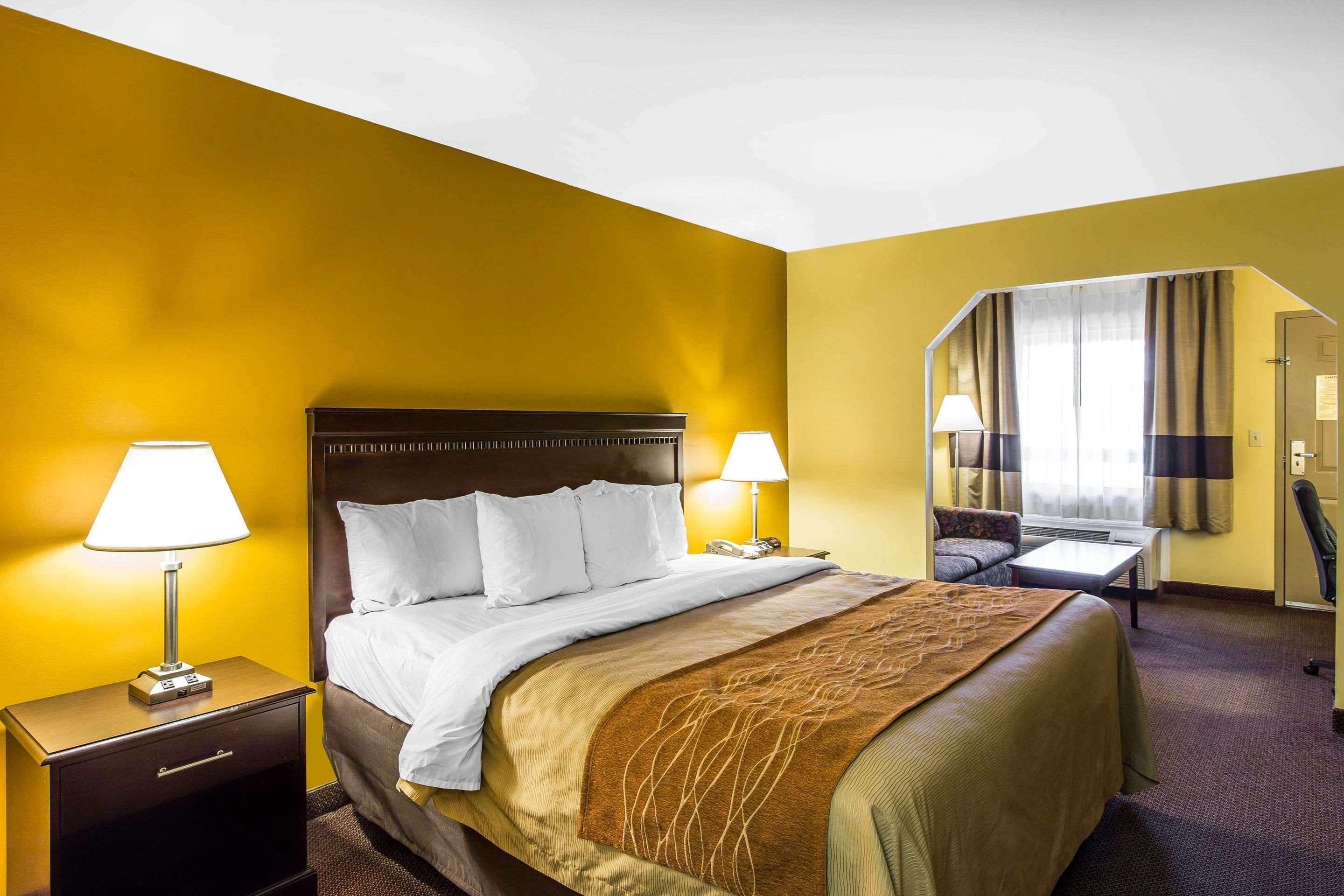 Отель Clarion Pointe Forsyth I-75 Экстерьер фото