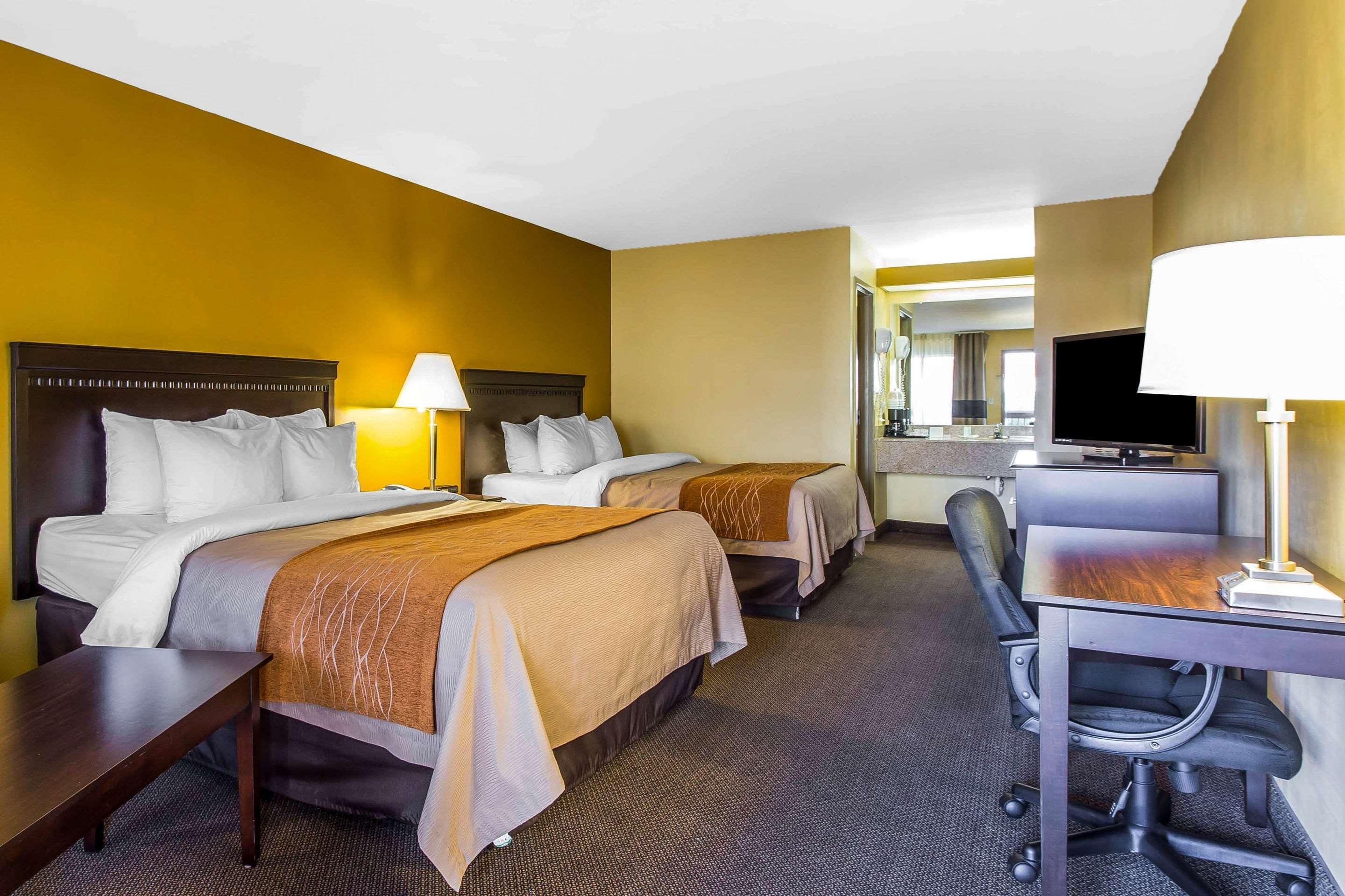 Отель Clarion Pointe Forsyth I-75 Экстерьер фото