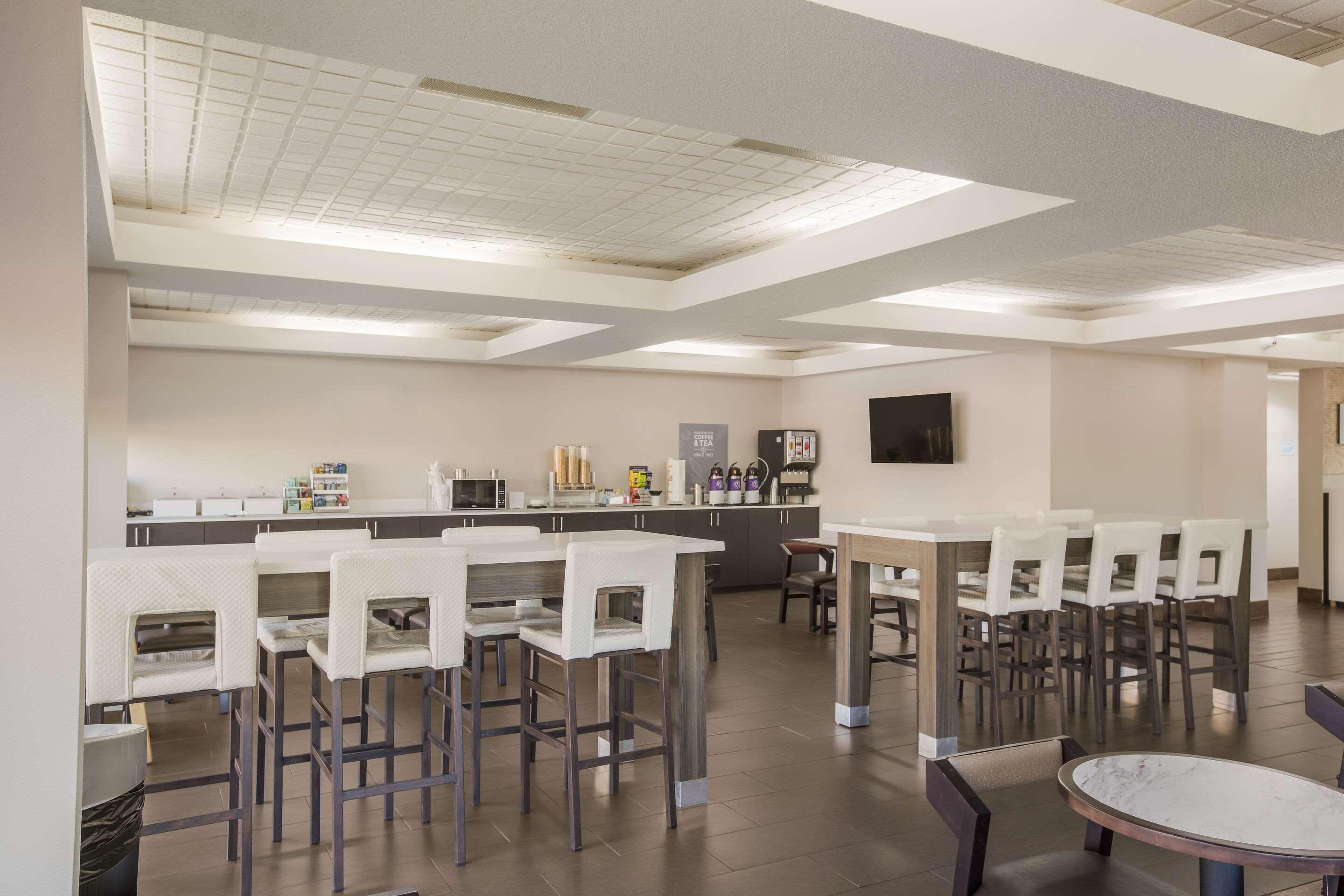 Отель Clarion Pointe Forsyth I-75 Экстерьер фото