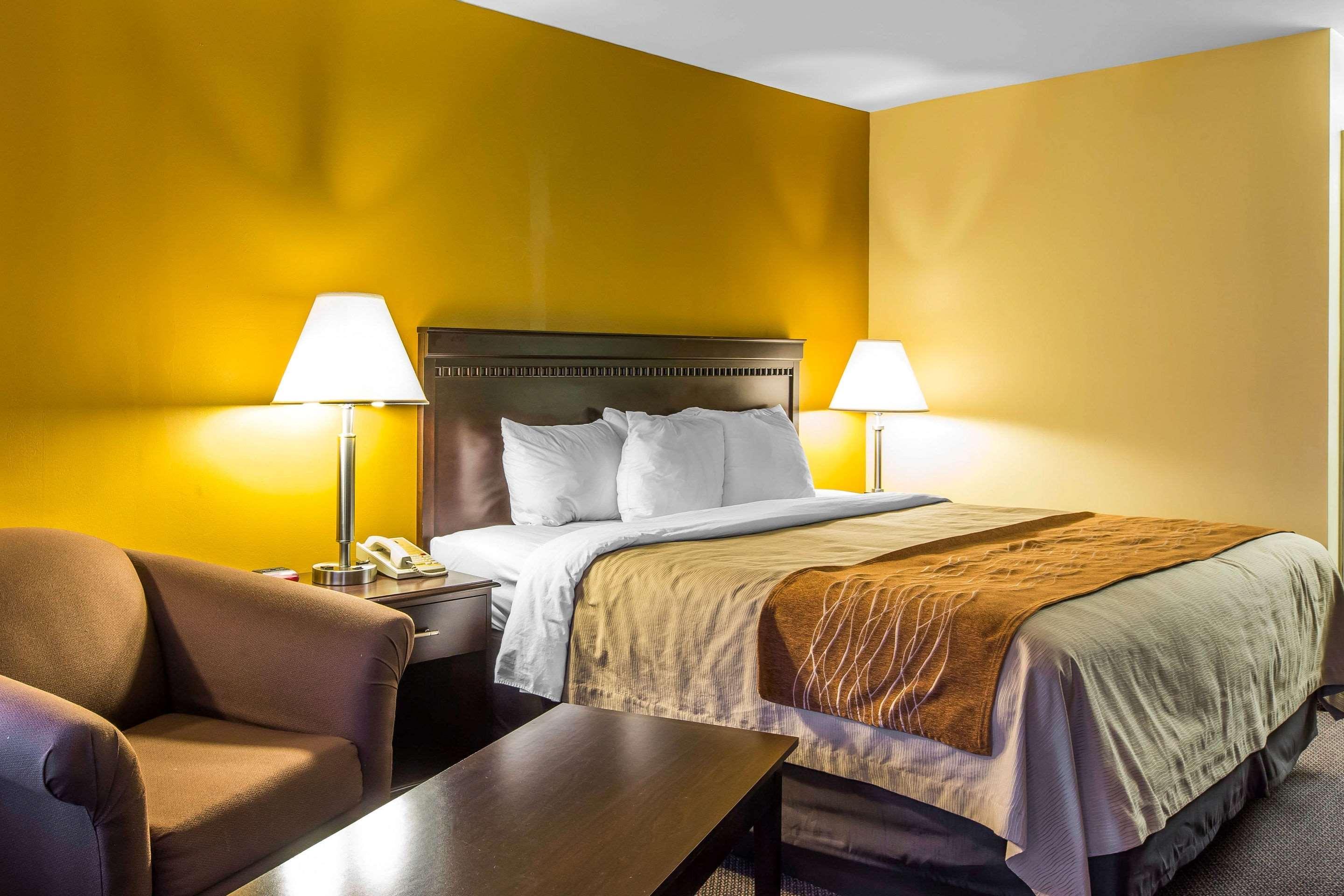 Отель Clarion Pointe Forsyth I-75 Экстерьер фото