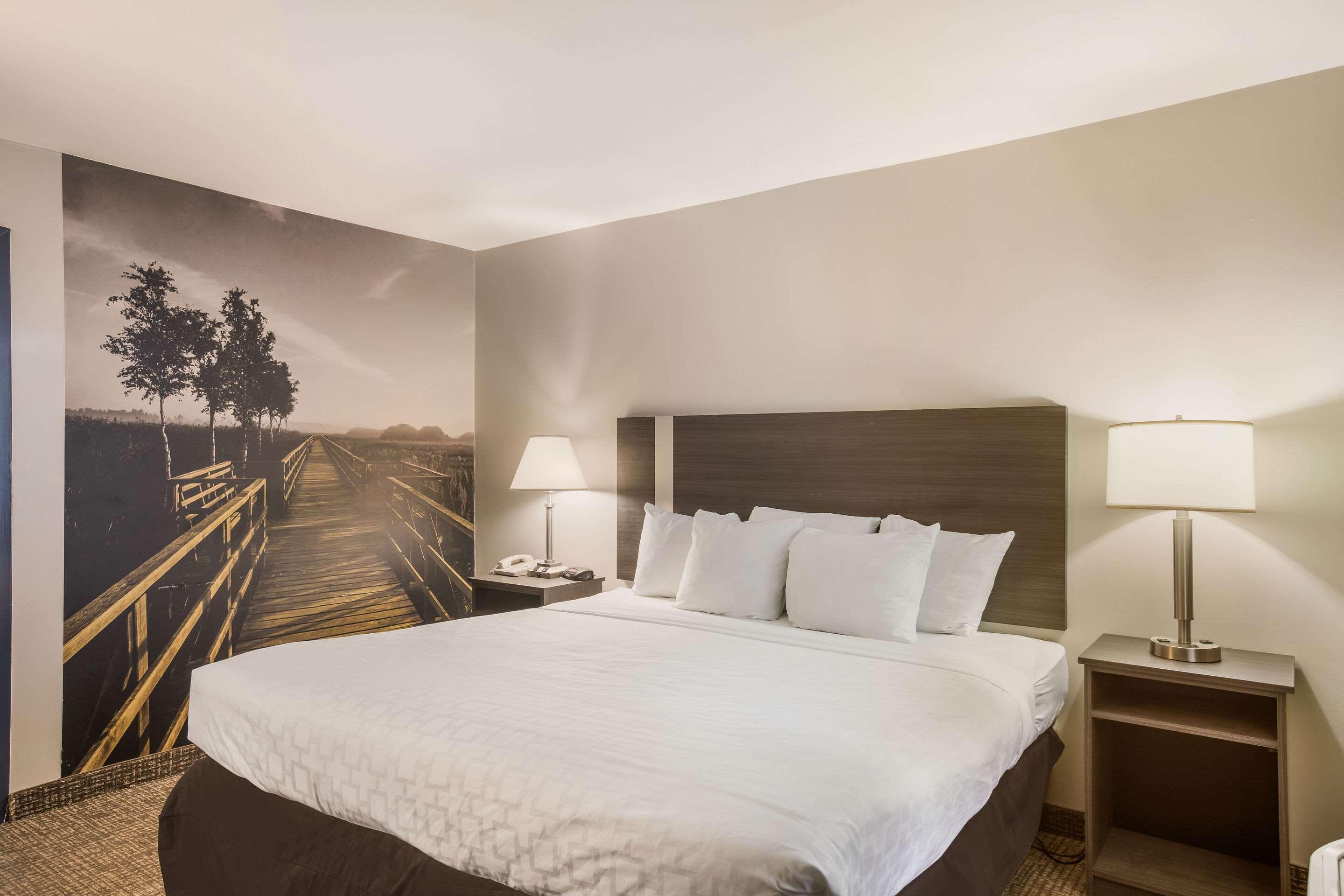 Отель Clarion Pointe Forsyth I-75 Экстерьер фото