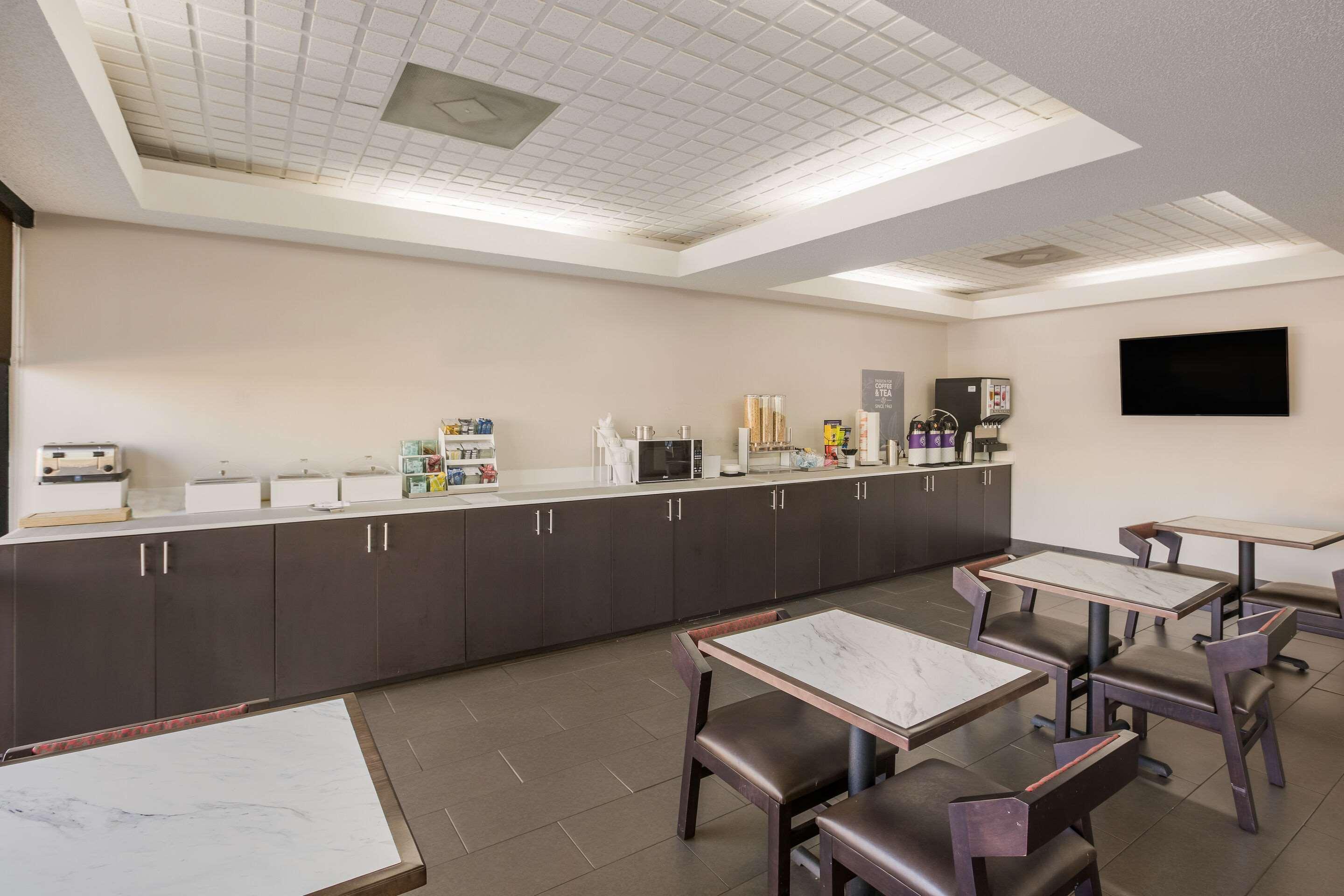 Отель Clarion Pointe Forsyth I-75 Экстерьер фото