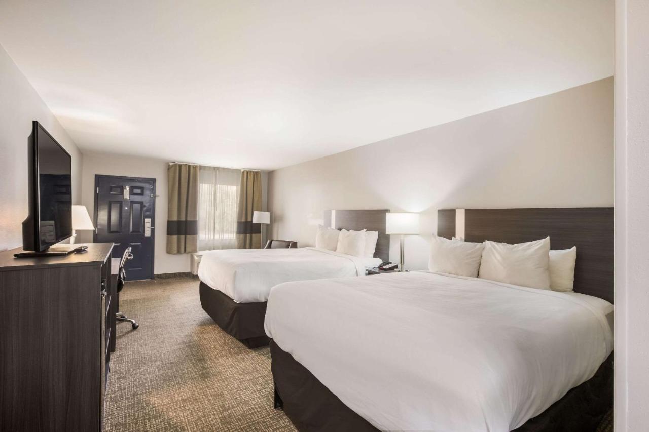 Отель Clarion Pointe Forsyth I-75 Экстерьер фото