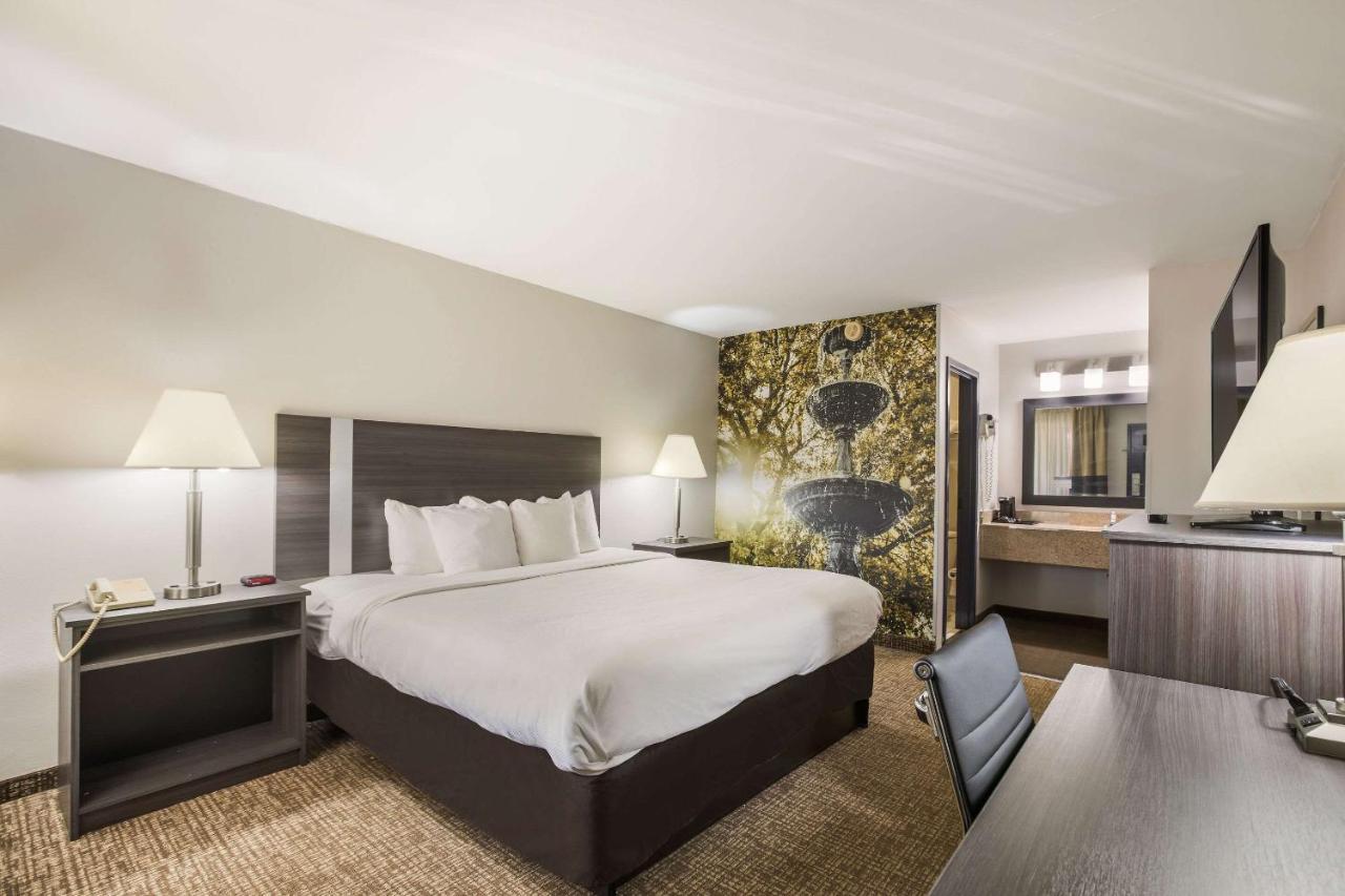 Отель Clarion Pointe Forsyth I-75 Экстерьер фото