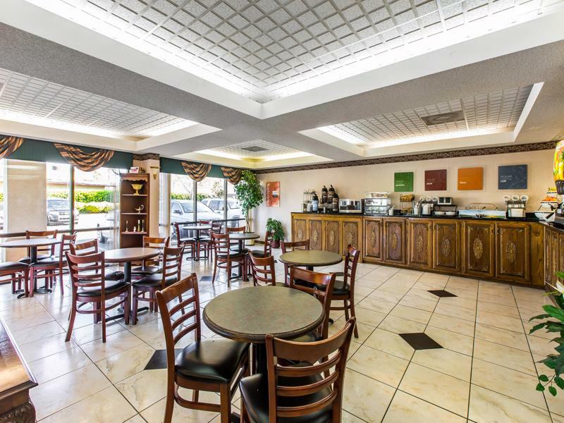 Отель Clarion Pointe Forsyth I-75 Экстерьер фото